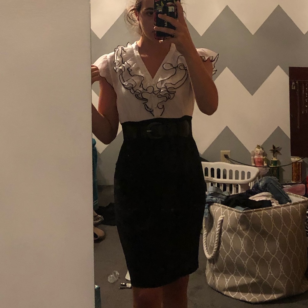 Black and white dress with waist belt - Picture 2 of 2